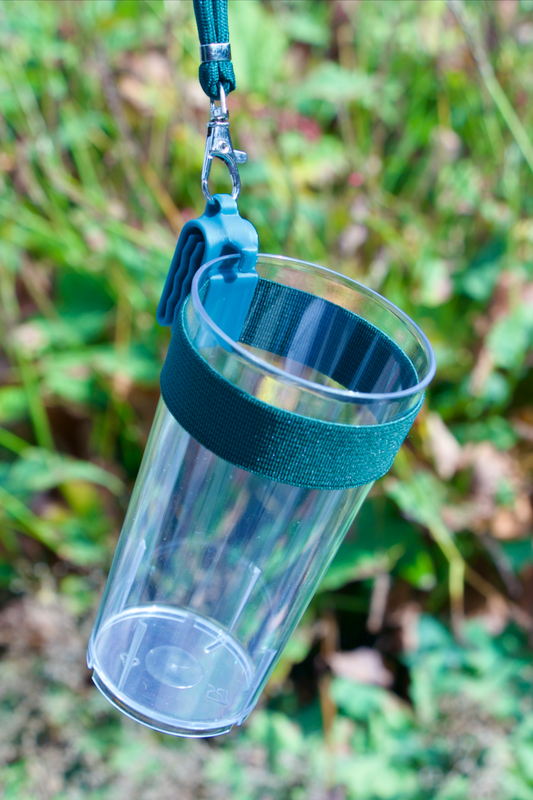 „Mean Green“ Clip A Cup mit luxuriösem Schlüsselband